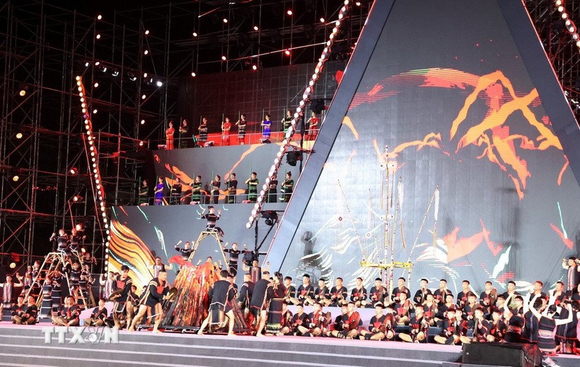 Tiết mục biểu diễn mang đậm sắc màu núi rừng Tây Nguyên, chào mừng kỷ niệm 120 năm ngày thành lập tỉnh Đắk Lắk. (Ảnh: Tuấn Anh/ TTXVN)