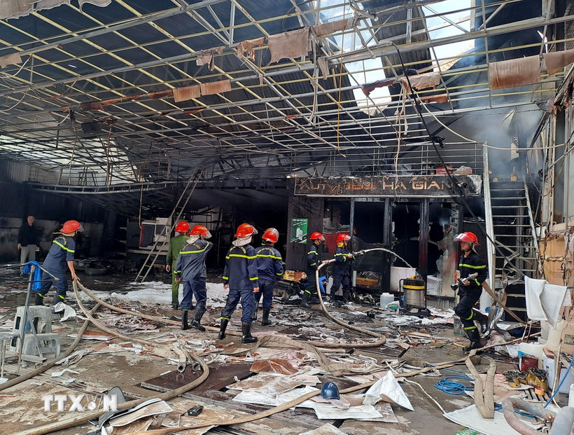 Lực lượng Cảnh sát phòng cháy chữa cháy, công an tỉnh Hà Giang khẩn trương dập tắt đám cháy gara ôtô ở Hà Giang. (Ảnh: Đức Thọ/TTXVN.)