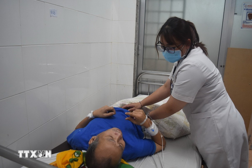 Bác sỹ thăm khám cho bệnh nhân nghi ngộ độc thực phẩm. (Ảnh: Nguyên Dung/TTXVN)