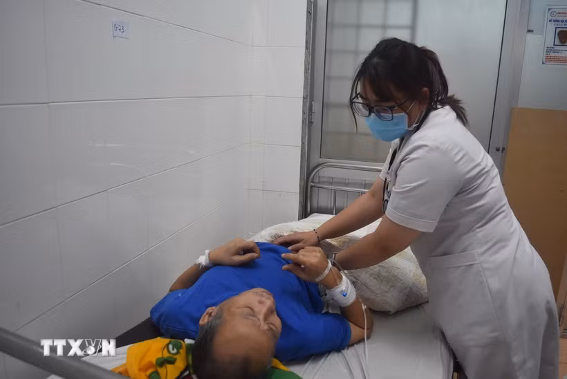 Bác sỹ thăm khám cho bệnh nhân nghi ngộ độc thực phẩm. (Ảnh: Nguyên Dung/TTXVN)