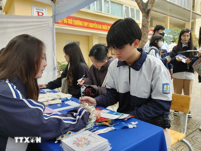 Nhiều học sinh đã nhận thức được ý nghĩa quan trọng của việc lựa chọn nghề nghiệp cho tương lai qua hoạt động hướng nghiệp. (Ảnh: Nguyễn Cúc/TTXVN)