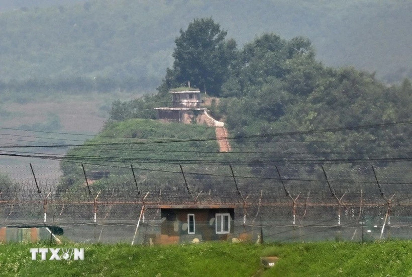 Trạm gác của quân đội Triều Tiên (phía trên) và Hàn Quốc (phía dưới) được nhìn từ khu vực biên giới liên Triều ở thành phố Paju (Hàn Quốc) ngày 27/7/2023. (Ảnh: AFP/TTXVN)