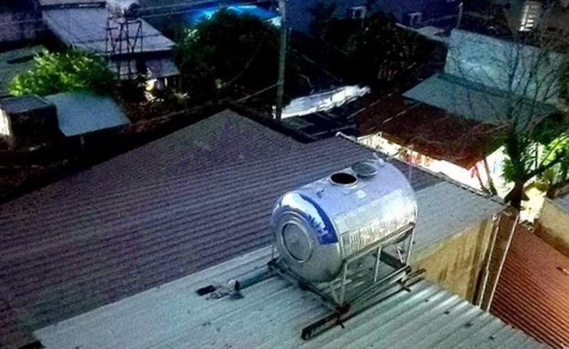 Hiện trường phát hiện bộ xương người trong bồn chứa nước. (Ảnh: A.X)