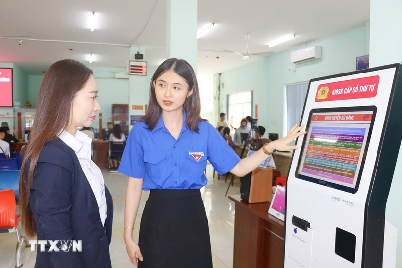 Người dân được hướng dẫn tận tình khi đến giải quyết thủ tục hành chính tại Trung tâm Phục vụ Hành chính công xã Bù Đăng, tỉnh Đồng Nai. (Ảnh: Nhật Bình/TTXVN)