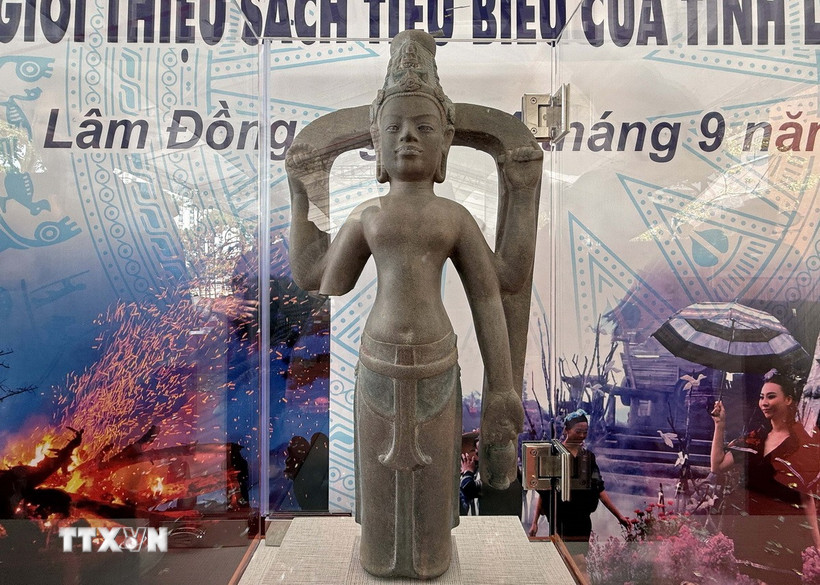 Bảo vật Quốc gia Tượng Avalokitesvara Bắc Bình được chế tác từ đá sa thạch màu xám đen, có niên đại từ thế kỷ 8-9. (Ảnh: Nguyễn Dũng/TTXVN)