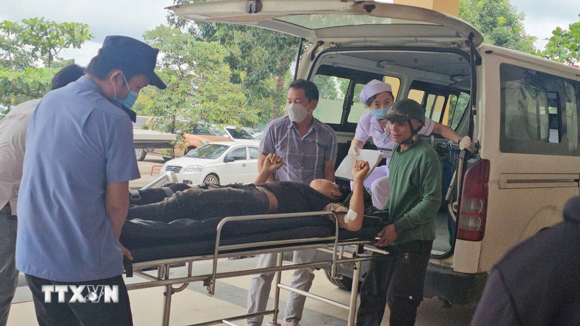 Một bệnh nhân được chuyển viện điều trị tại Bệnh viện Đa khoa tỉnh Quảng Trị. (Ảnh: TTXVN phát)