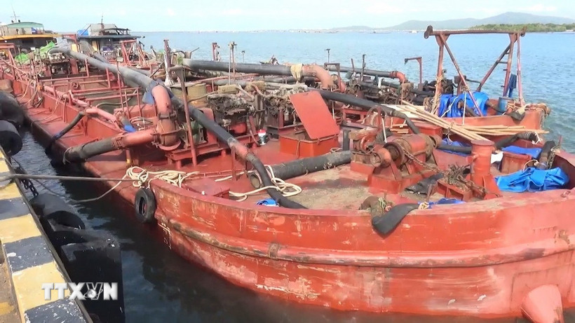 Xà lan HD 3044 vận chuyển 390 mét khối cát không rõ nguồn gốc bị lực lượng chức năng phát hiện gắt giữ. (Ảnh: TTXVN phát)