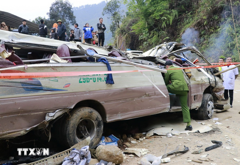 Lực lượng chức năng có mặt tại hiện trường vụ tai nạn. (Ảnh: Đinh Thùy/TTXVN)