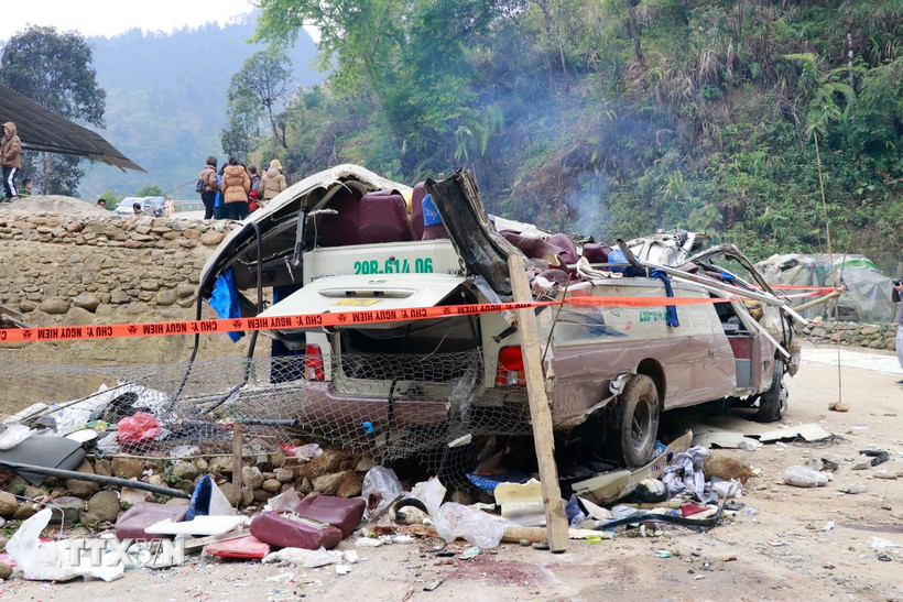 Chiếc xe ôtô bị biến dạng sau khi bị lật. (Ảnh: Đinh Thùy/TTXVN)