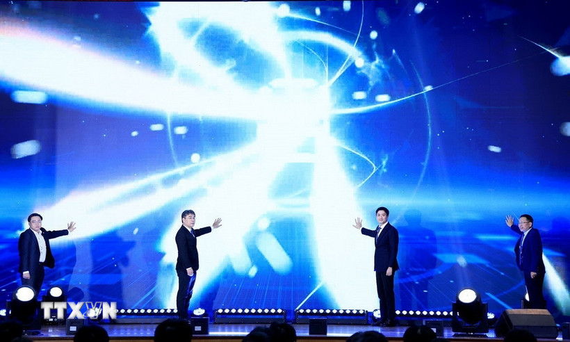 Các đại biểu thực hiện Nghi thức phát động chương trình. (Ảnh: Tuấn Anh/TTXVN)