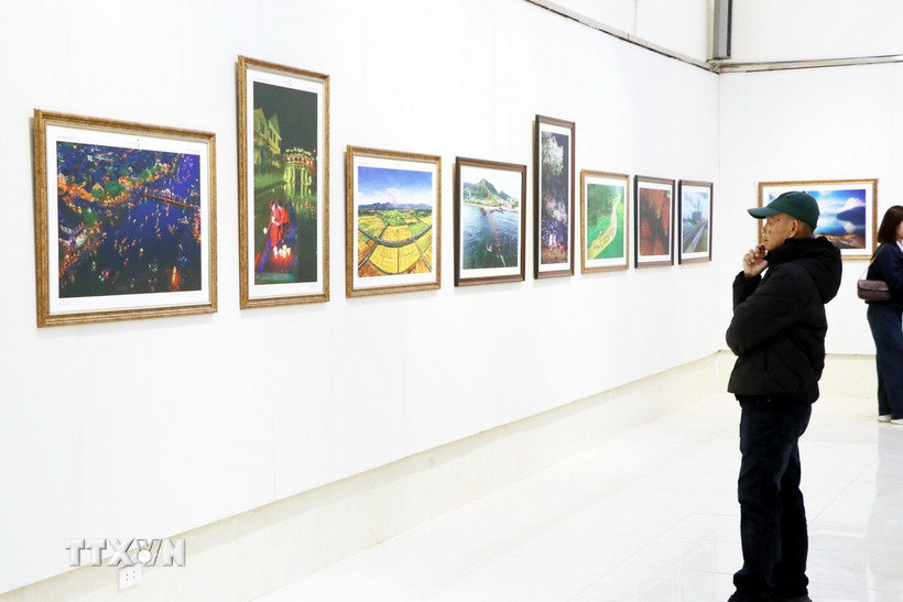 Du khách tham quan triển lãm. (Ảnh: Mạnh Minh/TTXVN)