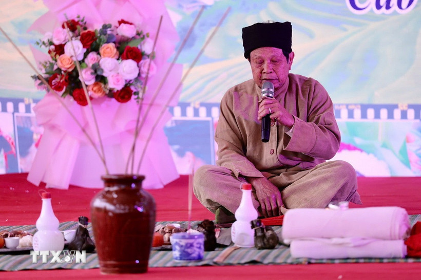 Thầy Mo thực hiện nghi lễ mừng cơm mới của người Tày ở xã Cao Sơn, tỉnh Phú Thọ. (Ảnh: Trọng Đạt/TTXVN)