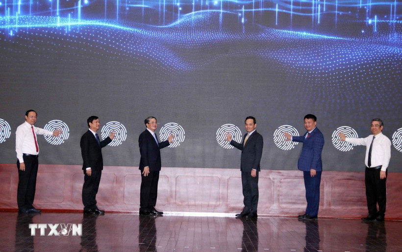 Đồng chí Trần Lưu Quang, Bí thư Trung ương Đảng, Bí thư Thành ủy; đồng chí Nguyễn Đức Hải, Phó Chủ tịch Quốc hội cùng lãnh đạo Thành ủy, Hội đồng Nhân dân, Ủy ban Nhân dân, Ủy ban Mặt trận Tổ quốc Việt Nam Thành phố thực hiện nghi thức công bố nền tảng "Ứng dụng Hội đồng Nhân dân số Thành phố Hồ Chí Minh". (Ảnh: Xuân Khu/TTXVN)