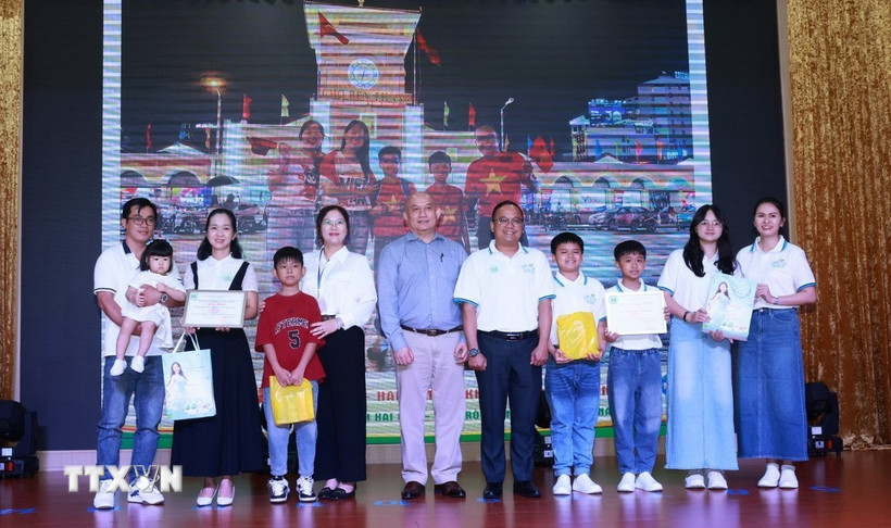Trao giải Hội thi ảnh “Gia đình 2 con, vẹn tròn hạnh phúc”. (Ảnh: Đinh Hằng/TTXVN)