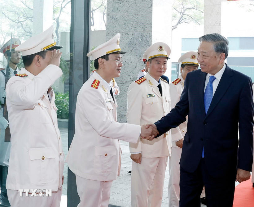 Tổng Bí thư Tô Lâm thăm, chúc Tết Cục An ninh điều tra (Bộ Công an). (Ảnh: Thống Nhất/TTXVN)