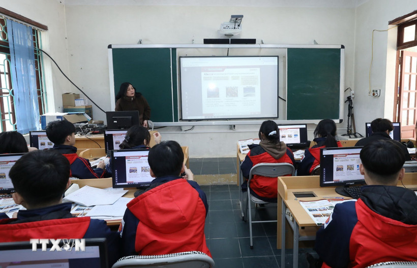 Sử dụng thiết bị trình chiếu và bảng thông minh tại giờ học Tiếng Anh của Trường Trung học Phổ thông Dân tộc nội trú tỉnh Lạng Sơn. (Ảnh: Anh Tuấn/TTXVN)