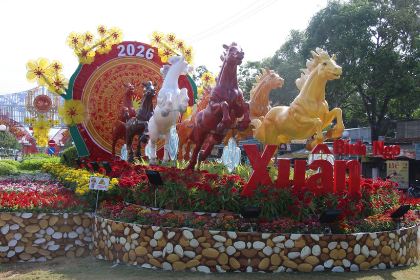 Linh vật ngựa đủ màu sắc tại đường Nguyễn Tất Thành, phường Bạc Liêu, tỉnh Cà Mau. (Ảnh: Chanh Đa/TTXVN)