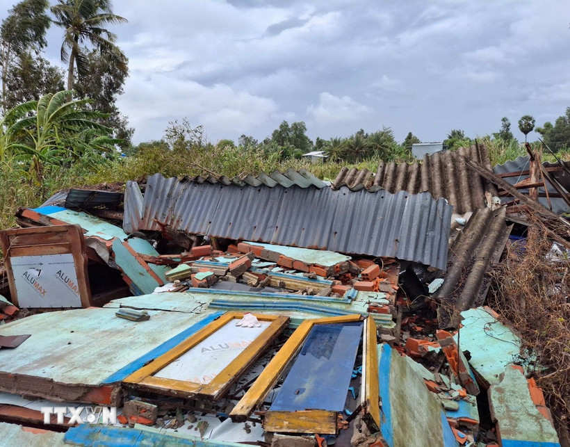 Mưa giông gây ra trên địa bàn huyện U Minh làm thiệt hại 18 căn nhà, trong đó 6 căn bị sập hoàn toàn. (Ảnh: TTXVN phát)