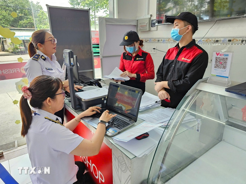 Đoàn kiểm tra đột xuất an toàn thực phẩm tại các cửa hàng của Công ty C.P trên địa bàn tỉnh Bình Dương. (Ảnh: TTXVN phát)