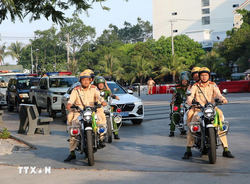 Lực lượng công an diễu hành, tuần tra tại một số tuyến đường ở đặc khu Phú Quốc. (Ảnh: Văn Sĩ/TTXVN)
