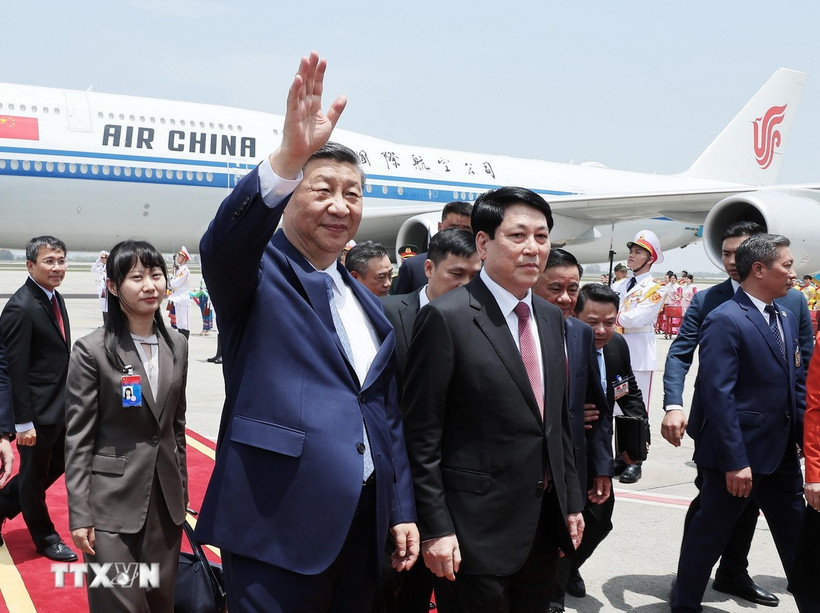 Tổng Bí thư, Chủ tịch nước Trung Quốc Tập Cận Bình đến Thủ đô Hà Nội, bắt đầu chuyến thăm cấp Nhà nước tới Việt Nam. (Ảnh: Lâm Khánh/TTXVN)