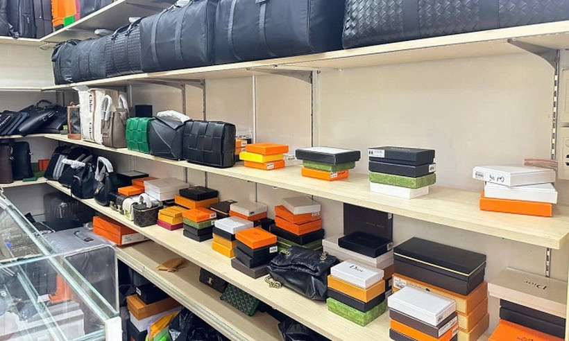 Túi xách giả mạo thương hiệu tại một cửa hàng ở Saigon Square. (Ảnh: Quản lý thị trường)