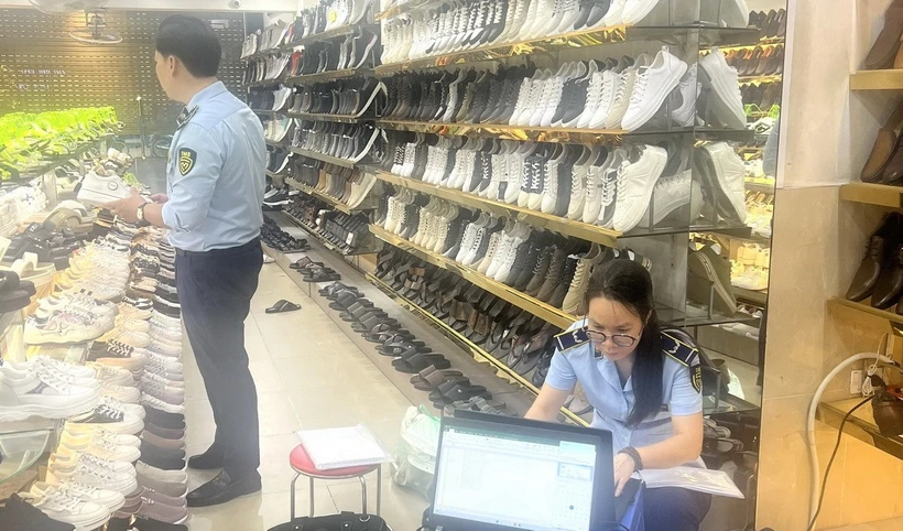 Lực lượng chức năng kiểm tra hàng hóa. (Nguồn: Chi cục Quản lý thị trường thành phố Hà Nội)
