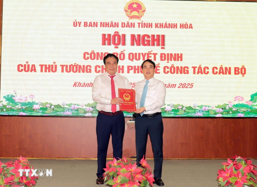 Trao Quyết định phê chuẩn chức vụ Chủ tịch Ủy ban Nhân dân tỉnh Khánh Hòa cho ông Nguyễn Khắc Toàn (bên trái). (Ảnh: TTXVN phát)