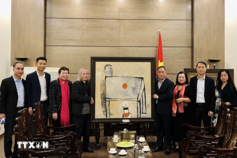 Đại diện Hội Mỹ thuật Việt Nam trao tượng trưng tác phẩm cho Bảo tàng Mỹ thuật Việt Nam. (Ảnh: Phương Lan/ TTXVN)