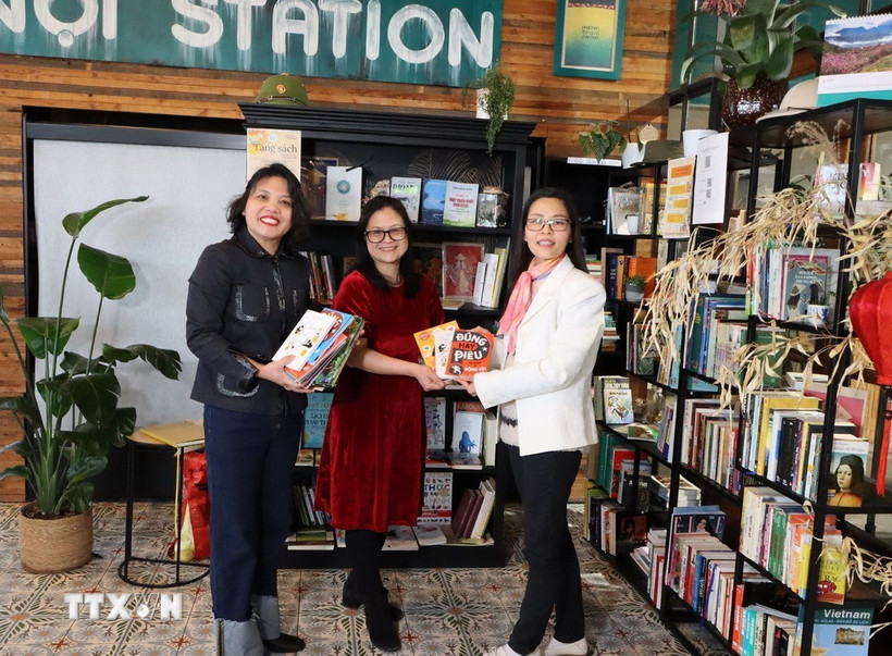 Tủ sách Việt tại nhà hàng Hanoi Station ở Brussels tiếp nhận sách được trao tặng. (Ảnh: Hương Giang/TTXVN)