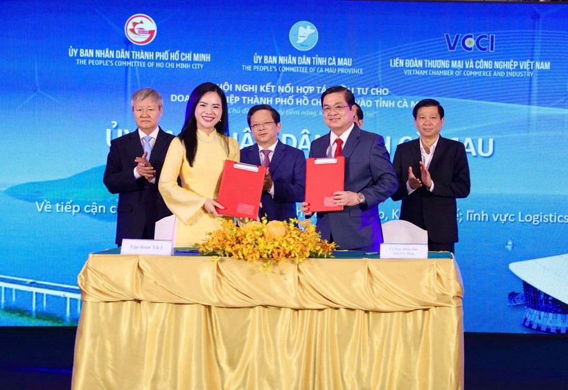 Bà Nguyễn Thị Thanh Bình, Phó Tổng Giám đốc T&T Group, ký biên bản ghi nhớ hợp tác với lãnh đạo Ủy ban Nhân dân tỉnh Cà Mau tại sự kiện. (Nguồn: Vietnam+)