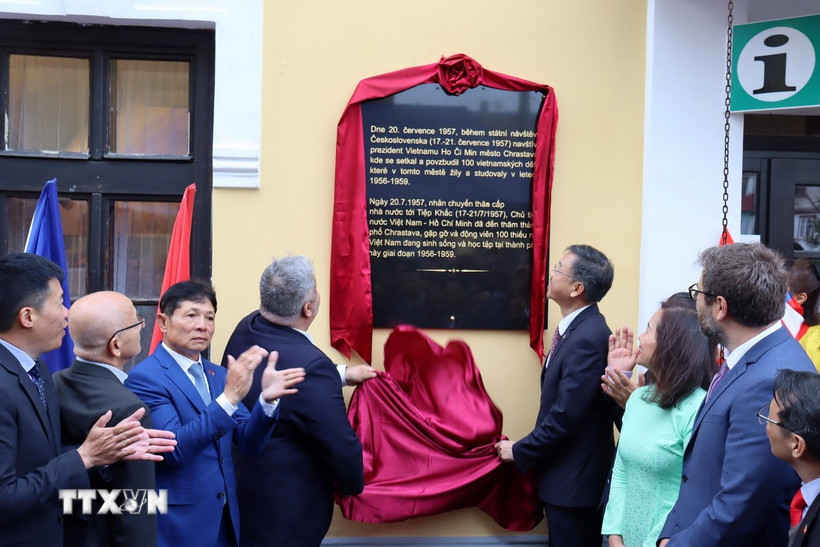 Đại sứ Dương Hoài Nam (bên trái) và ông Michael Canov Thị trưởng Thành phố Chrastava tiến hành nghi thức làm lễ khai trương bia lưu niệm, nơi lưu dấu Chủ tịch Hồ Chí Minh tại thành phố Chrastava, Cộng hòa Séc. (Ảnh: Việt Dũng/TTXVN)