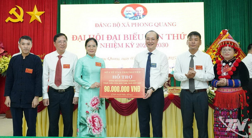 Sở Y tế tỉnh Thái Nguyên hỗ trợ Đảng bộ xã Phong Quang 90 triệu đồng để thực hiện xóa nhà tạm, nhà dột nát trên địa bàn. (Nguồn: Báo Thái Nguyên)