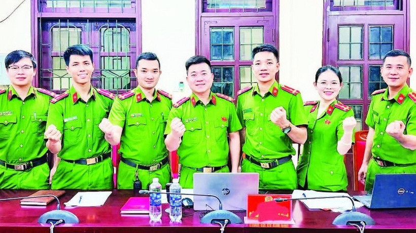 Công an xã Minh Hóa, tỉnh Quảng Trị giải đáp thủ tục hành chính qua hình thức livestream. (Nguồn: Báo Nhân dân)