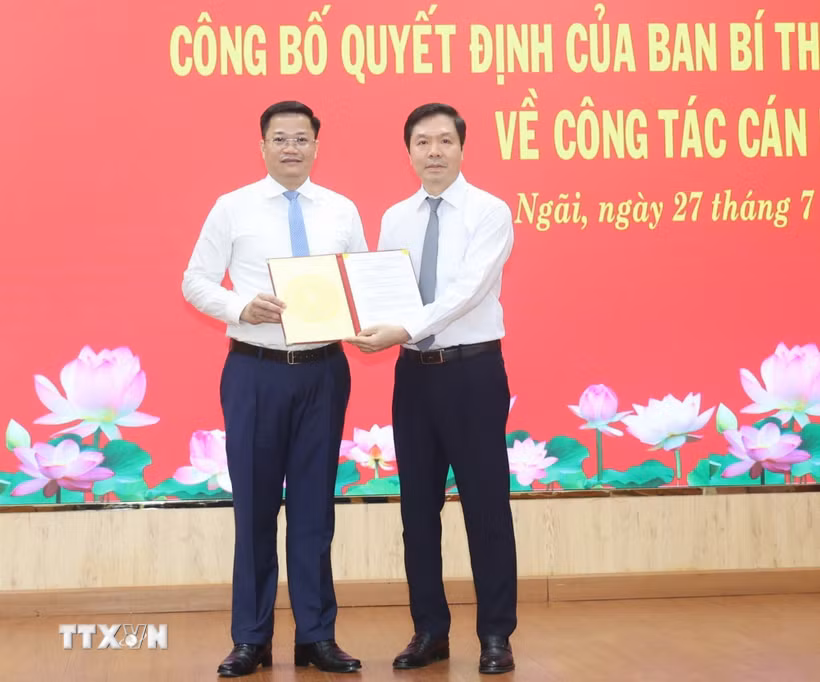 Ủy viên Trung ương Đảng, Phó Trưởng ban Tổ chức Trung ương Trịnh Mạnh Linh trao Quyết định cho Phó Bí thư Tỉnh ủy Quảng Ngãi Nguyễn Đức Tâm. (Ảnh: TTXVN phát)