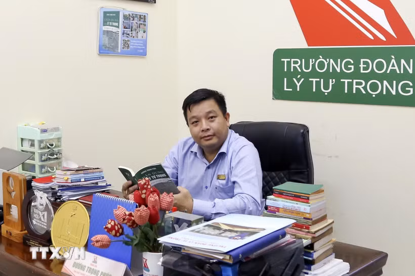 Thạc sỹ Dương Trọng Phúc, Phó Hiệu trưởng Trường đoàn Lý Tự Trọng (Thành phố Hồ Chí Minh) quan tâm nhiều nội dung của Hội nghị Trung ương 2. (Ảnh: Tiến Lực/ TTXVN)