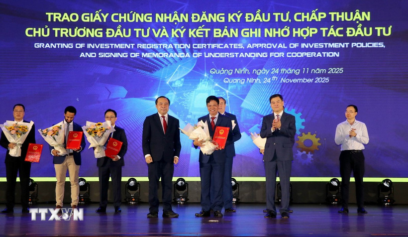 Lễ trao Giấy chứng nhận đăng ký đầu tư, chấp thuận chủ trương đầu tư ở Quảng Ninh. (Ảnh: Văn Đức/TTXVN)