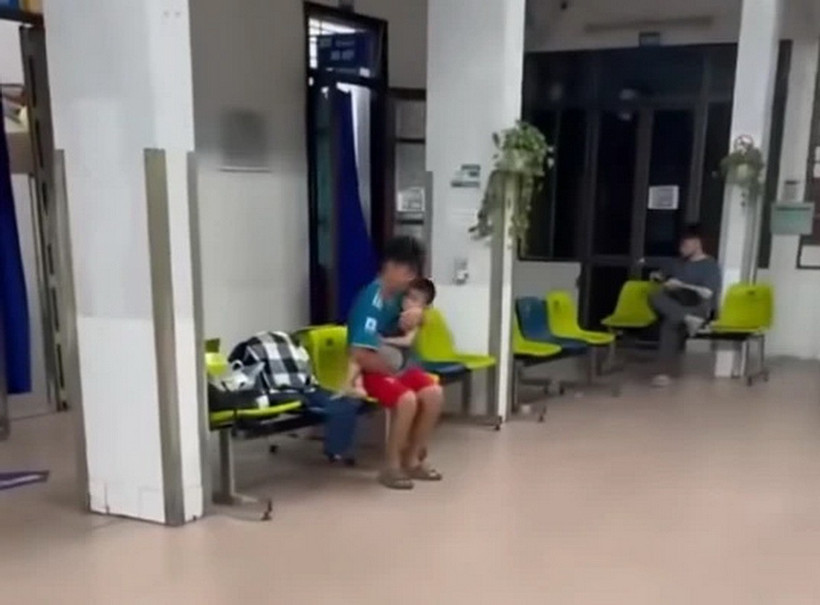 Cháu bé bị tai nạn được đưa vào viện. (Ảnh cắt từ clip)