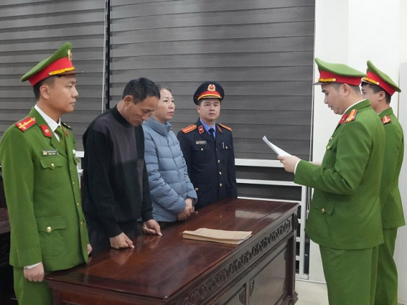 Cơ quan Cảnh sát Điều tra Công an tỉnh Nghệ An đọc lệnh khởi tố vụ án, khởi tố các bị can. (Ảnh: Công an Nghệ An)