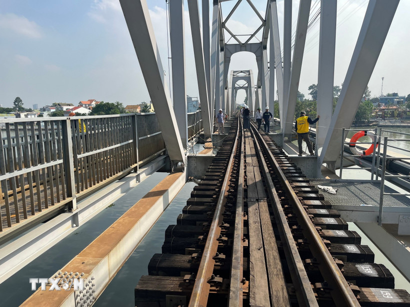 Công nhân đường sắt nỗ lực khắc phục sự cố cầu Ghềnh sau khi xảy ra tai nạn khiến tuyến đường sắt Bắc-Nam gián đoạn. (Ảnh: Sỹ Tuyên/TTXVN)