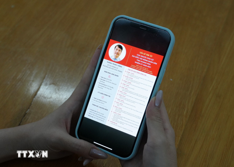 Thông tin về người ứng cử đại biểu Hội đồng nhân dân tỉnh Khánh Hòa nhiệm kỳ 2026-2031 được đăng tải trên các kênh thông tin số, giúp cử tri thuận tiện theo dõi, tìm hiểu. (Ảnh: Nguyễn Thành/TTXVN)