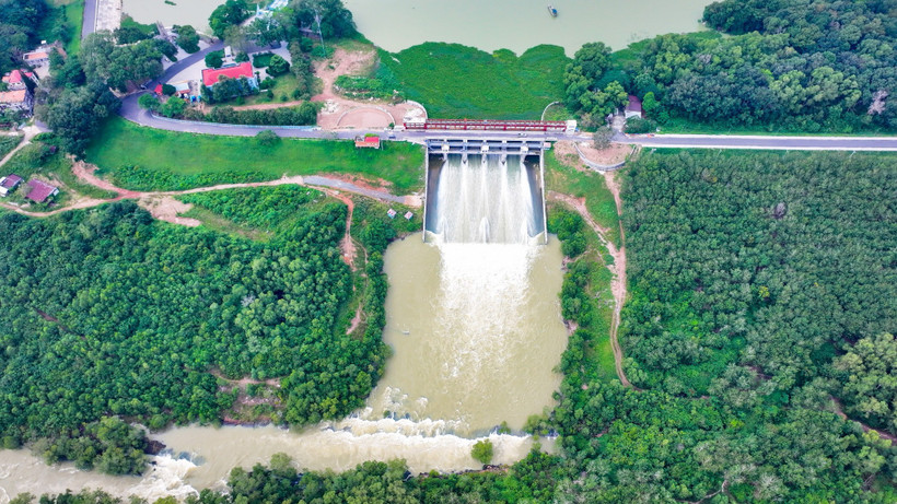 Công trình xả nước điều tiết từ hồ Dầu Tiếng giúp duy trì dòng chảy, hỗ trợ đẩy mặn cho khu vực hạ lưu. (Ảnh: Minh Phú/TTXVN)