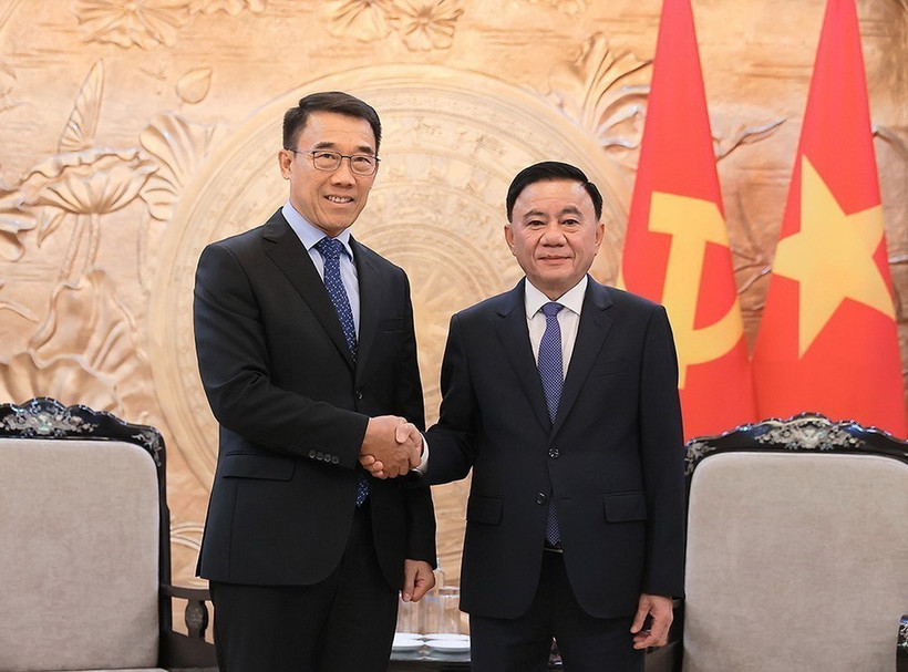 Thường trực Ban Bí thư Trần Cẩm Tú tiếp Quyền Trưởng Ban Đối ngoại Trung ương Đảng Nhân dân Cách mạng Lào Bounleua Phandanouvong. (Ảnh: An Đăng/TTXVN)