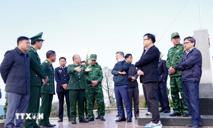 Đoàn công tác tiến hành khảo sát thực địa tại điểm đấu nối và hai bên cánh gà cửa khẩu quốc tế Huổi Puốc. (Ảnh: TTXVN phát)
