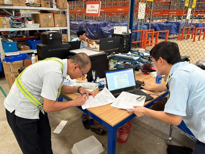 Lực lượng chức năng tỉnh Bắc Ninh kiểm tra tại Công ty Cổ phần Chuỗi cung ứng Thương mại Á Châu. (Nguồn: Cơ quan công an)