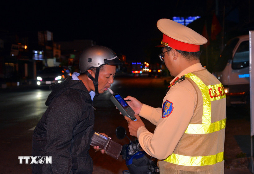 Kiểm tra xử lý nồng độ cồn với người tham gia giao thông ở Cà Mau. (Ảnh: TTXVN phát)