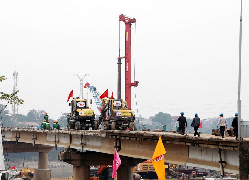 Cầu Phong Châu mới được thi công bằng phương pháp sử dụng dầm bêtông cốt thép và bêtông cốt thép dự ứng lực. (Ảnh: Tạ Toàn/TTXVN)