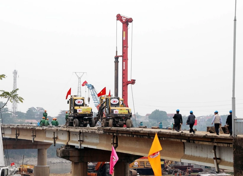 Cầu Phong Châu mới được thi công bằng phương pháp sử dụng dầm bêtông cốt thép và bêtông cốt thép dự ứng lực. (Ảnh: Tạ Toàn/TTXVN)