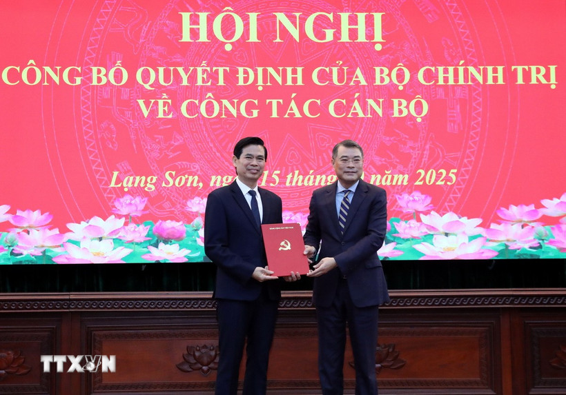 Ủy viên Bộ Chính trị, Bí thư Trung ương Đảng, Trưởng ban Tổ chức Trung ương Lê Minh Hưng trao quyết định cho tân Bí thư Tỉnh ủy Lạng Sơn Hoàng Quốc Khánh. (Ảnh: Văn Đạt/TTXVN)