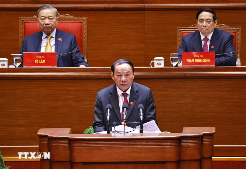 Đồng chí Nguyễn Văn Hùng, Ủy viên Trung ương Đảng, Bí thư Đảng ủy, Bộ trưởng Bộ Văn hóa, Thể thao và Du lịch, trình bày tham luận “Phát huy sức mạnh nội sinh của văn hóa, con người Việt Nam - nền tảng cho phát triển nhanh và bền vững đất nước trong kỷ nguyên mới". (Ảnh: TTXVN)